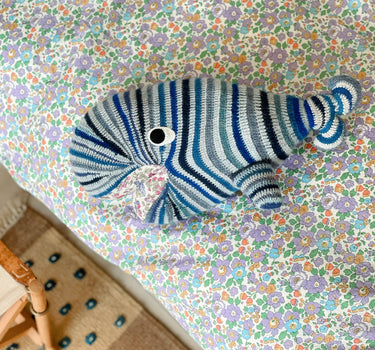 Strikket Hval med Liberty Detaljer