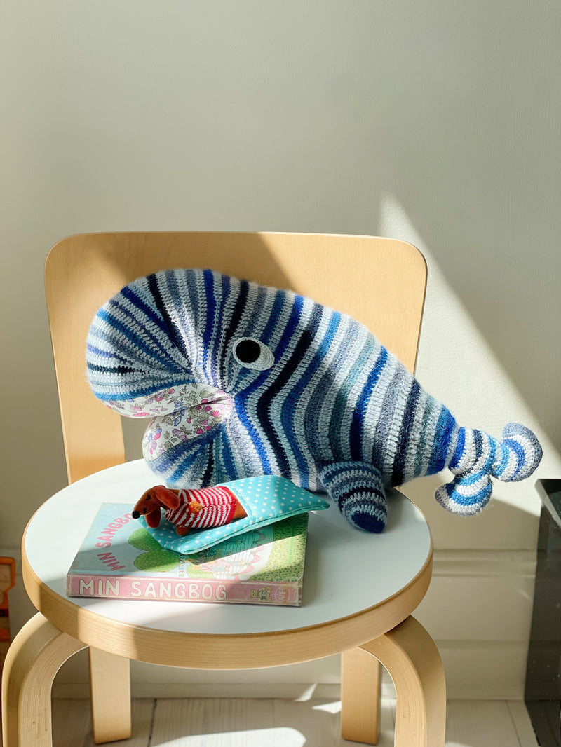 Strikket Hval med Liberty Detaljer