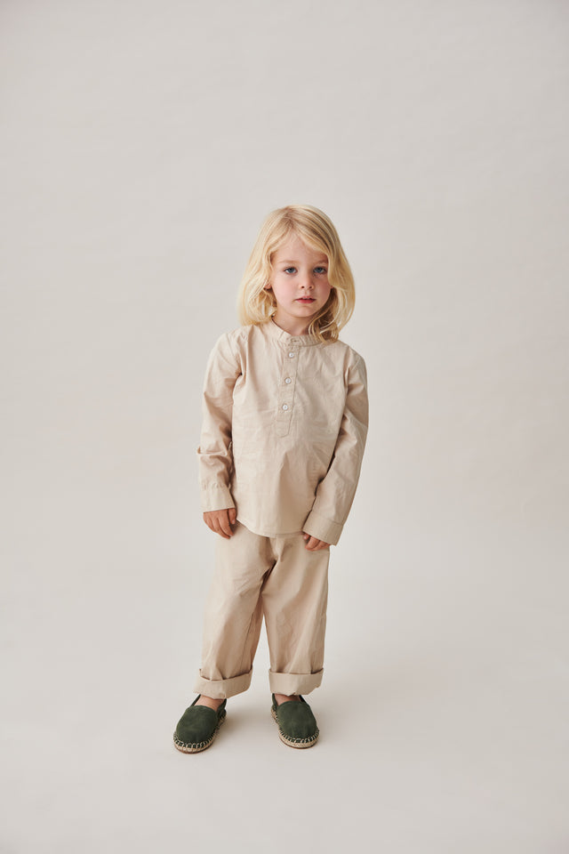 Lucca Bukser, Beige